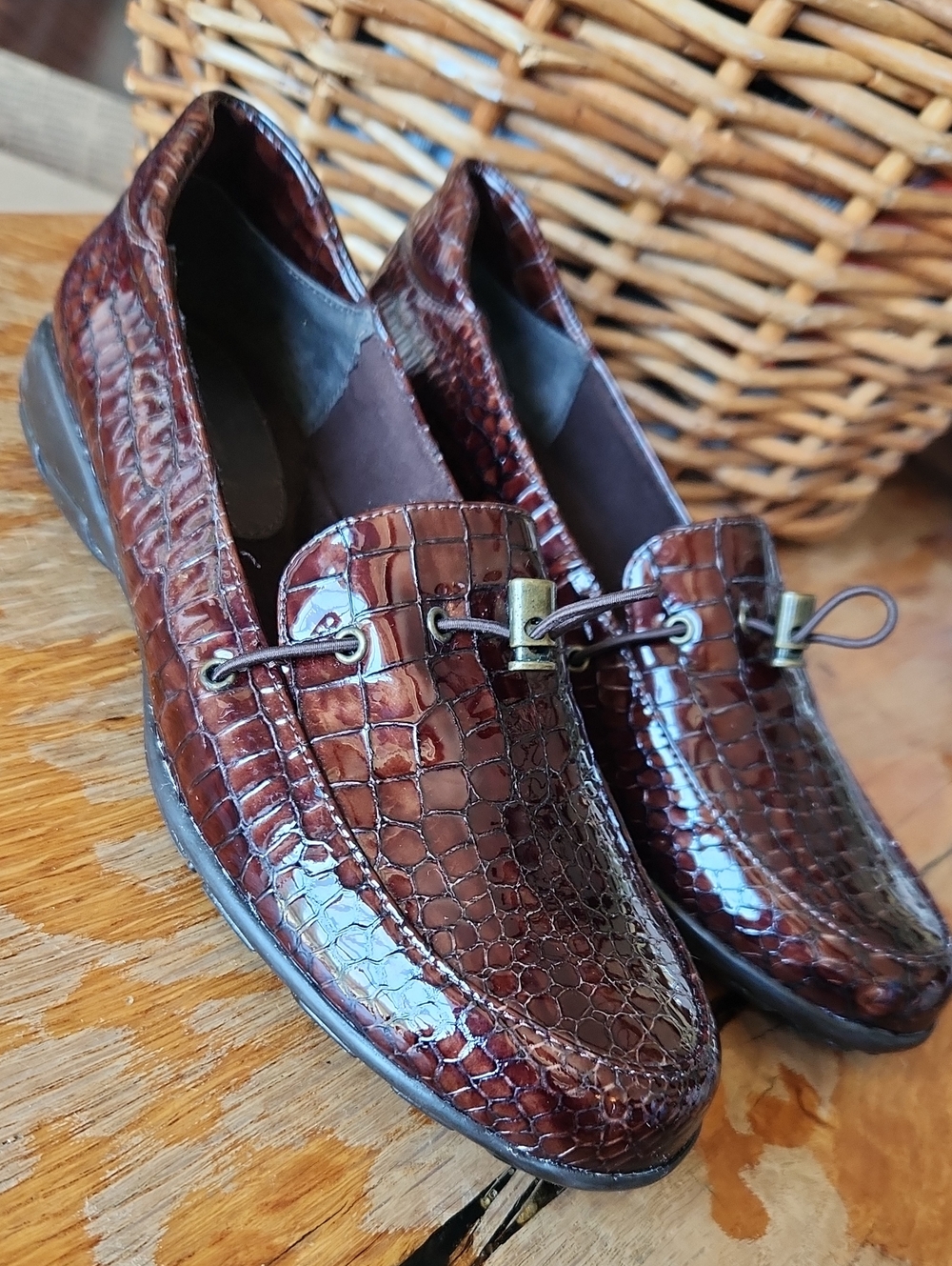 Vaneli Sport sz 7 Patent Leather Loafers Brown Faux Croc Embossed